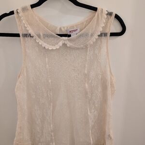 Delicate lace sleeveless, with collar top